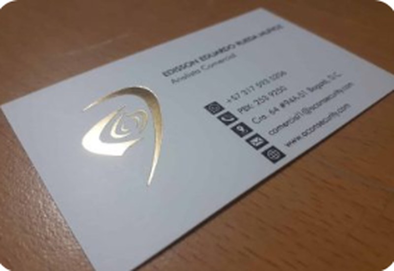 Tarjetas de presentación con estampado de logo dorado
